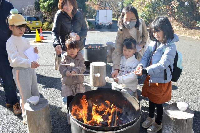 感謝祭で焼きマシュマロを楽しむ子どもたち＝伊東市八幡野の大田区立伊豆高原学園（１７日）