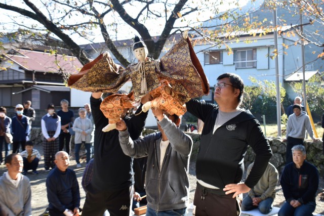 ３年ぶりに地区の秋祭りを開催し、人形三番叟を披露（１１月）＝西伊豆町宇久須