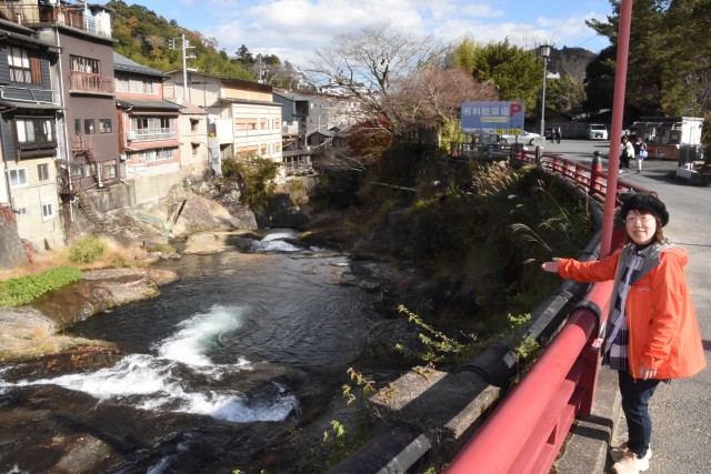 昔のままの岩盤が残る桂川を紹介する鈴木さん＝伊豆市の修善寺温泉
