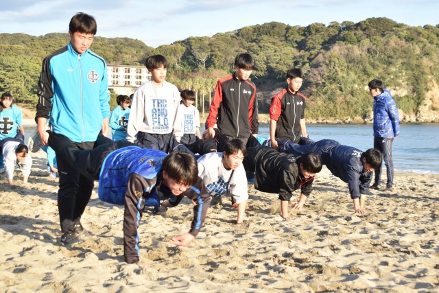砂浜での練習に励む生徒たち＝南伊豆町の弓ケ浜海岸