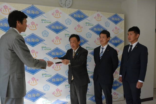 （左から）斉藤市長に要請書を手渡す金森氏、橋本氏、新野氏＝熱海市役所