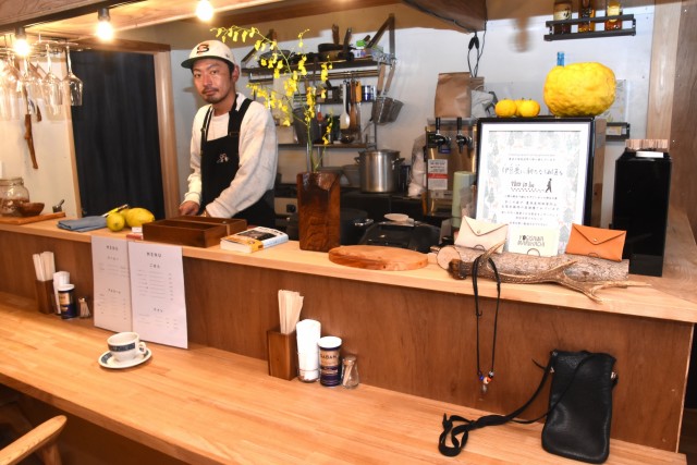シカ皮の革製品を手がける鈴木さんが営む軽食店「ごはんとワインまるはち」がオープン＝伊豆市八木沢