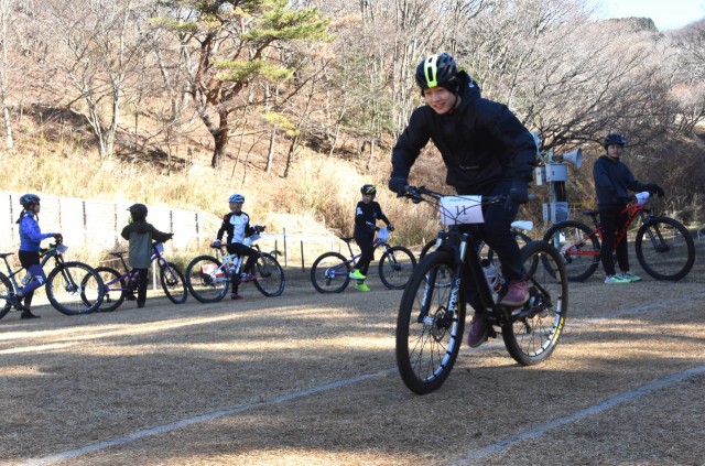 マウンテンバイクヤングキャンプで、基本操作の習得に励む参加者＝伊豆市大野の日本サイクルスポーツセンター（１２月２９日）