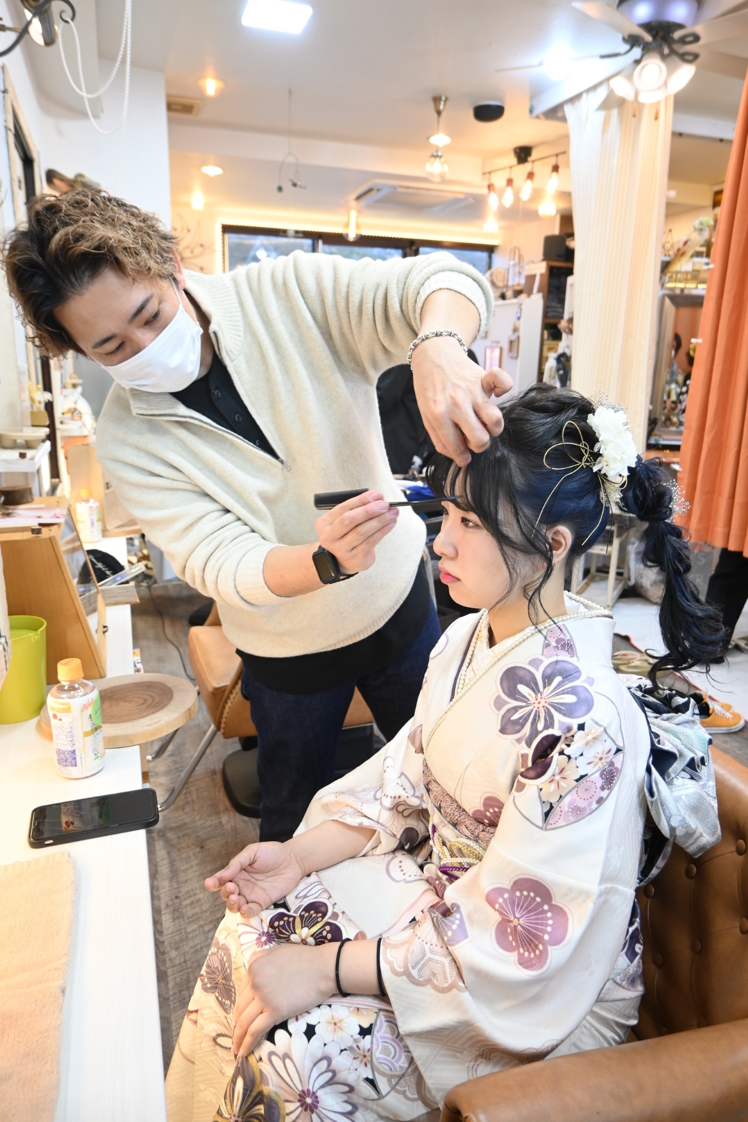 手際良く髪をセットする美容師（左）＝伊東市吉田の「サンタランド」