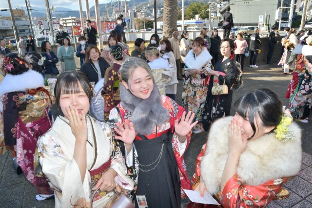 振り袖姿で久々の再会を祝う二十歳の参列者たち＝伊東市の観光会館