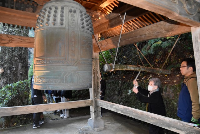 除夜の鐘に代わる「大みそかの鐘」を突く住民ら＝伊東市新井の宝専寺（１２月３１日）