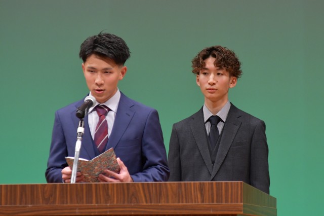 出席者を代表し誓いの言葉を述べる村上さん（左）と上原さん＝伊東市の観光会館