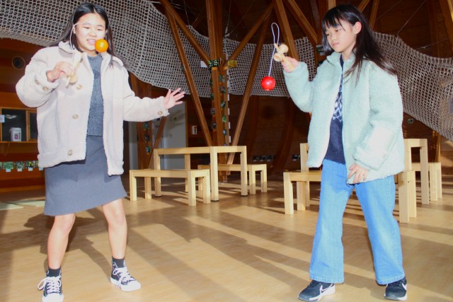 けん玉を楽しむ子どもたち＝熱海市伊豆山の姫の沢公園内ビジターセンター