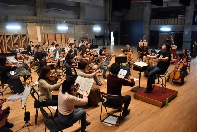 能登半島地震被災地支援のコンサートに向けて練習するメンバー＝三島市民文化会館