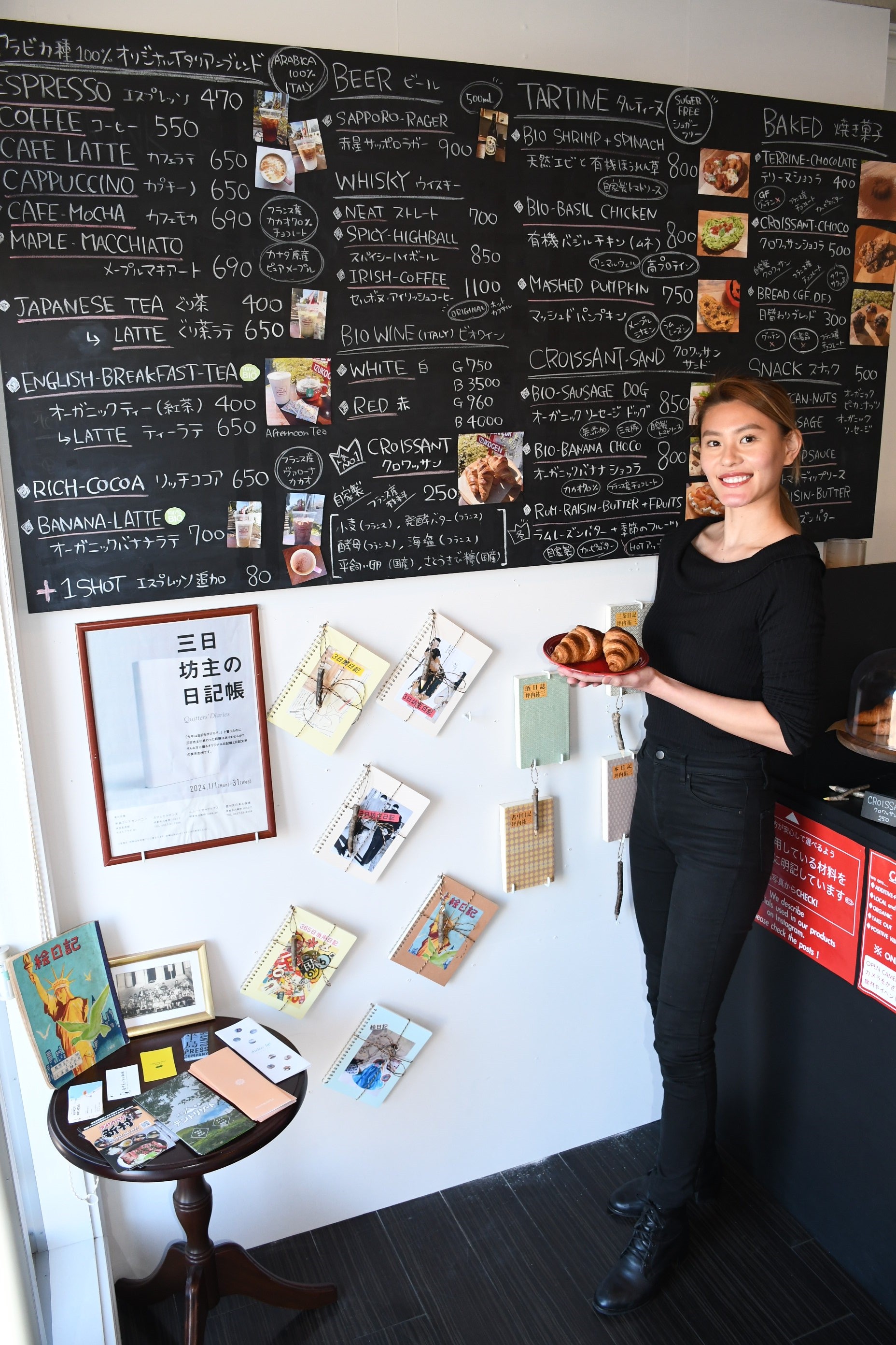 元モデルの山田さん（右）が夫婦で開業し完全無添加の食材で人気を集めるカフェ「セルボヌ」＝伊東市八幡野