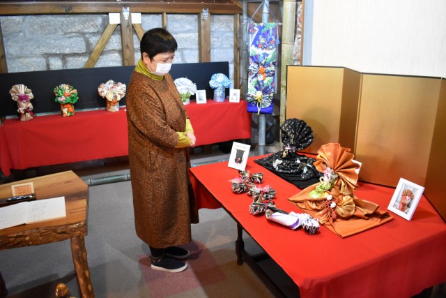 帯を使った華やかな置物が並ぶ作品展＝松崎町松崎のギャラリー喫茶「丸平」