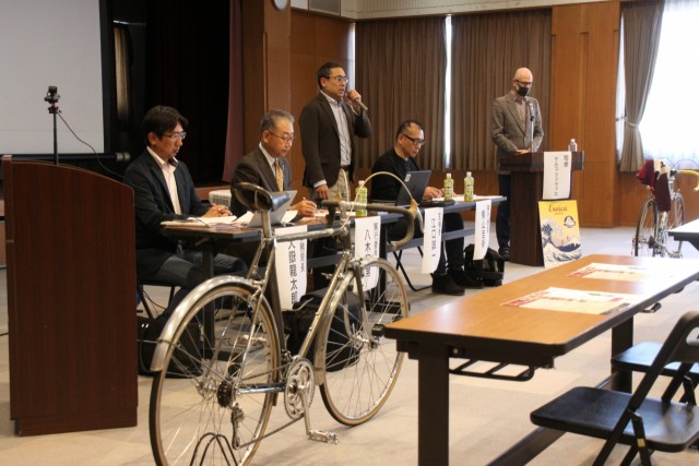 ビンテージ自転車を前に「エロイカジャパン」への思いを語る江口さん（中央）＝伊豆の国市のあやめ会館