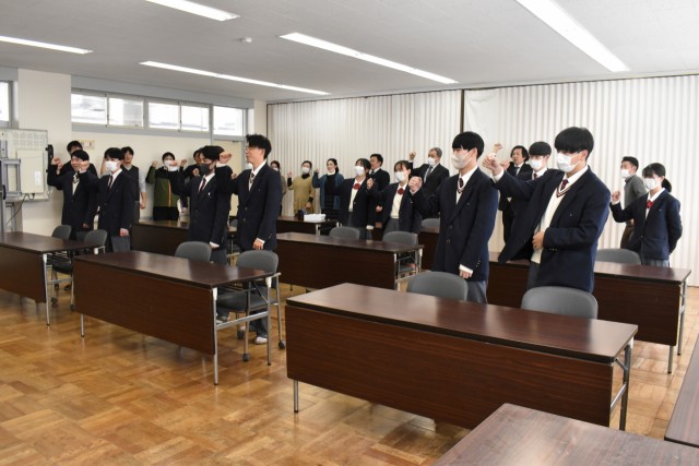 「エイエイオー」とこぶしを上げて士気を高める生徒たち＝松崎町の松崎高