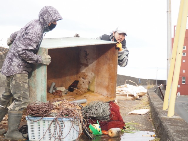 放置された漁具などを撤去する産廃業者＝熱海市網代