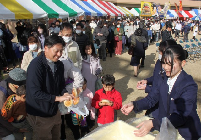 多くの人が列を作ったパンプレゼントコーナー＝伊豆の国市の韮山時代劇場
