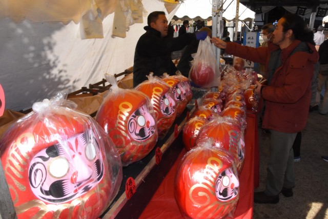 ４年ぶりの毘沙門天大祭で「福だるま」を買い求める来訪者ら＝伊豆の国市長岡の宗徳寺