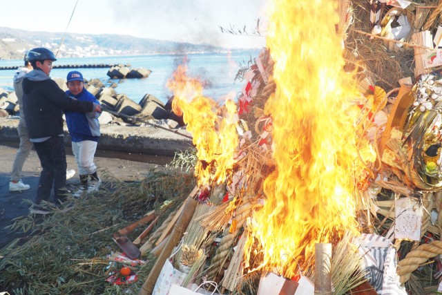 積み上げられたおんべに火を付ける子ども＝熱海市下多賀の大縄海岸