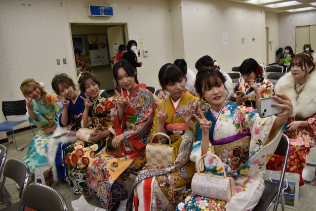 東伊豆町の「二十祭」に出席し、記念撮影を楽しむ晴れ着姿の女性たち＝東伊豆町役場（７日）