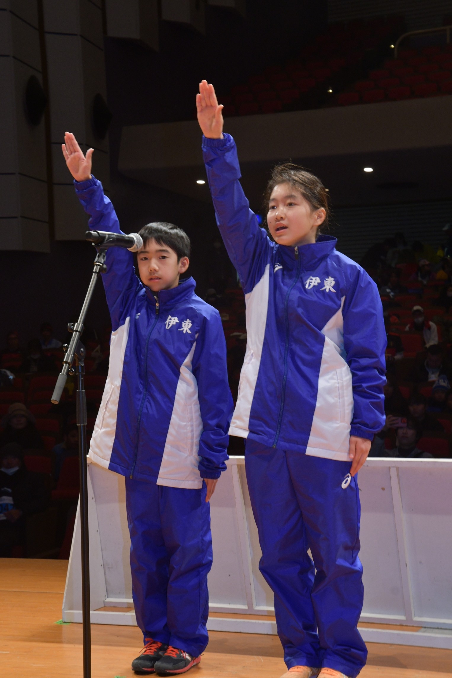 選手宣誓をする堀井さん（左）と土屋さん＝伊東市の観光会館