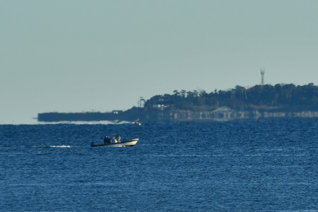 島の端が浮き上がったように見える初島の第２漁港付近＝伊東市の渚橋から撮影