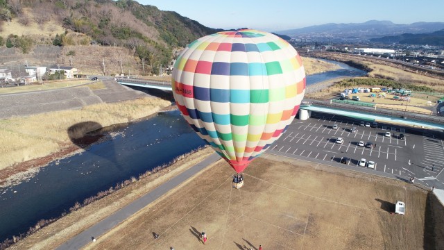 正月イベントで人気を集めた熱気球搭乗体験＝伊豆の国市の「川の駅・伊豆城山」（本社ドローンで撮影）