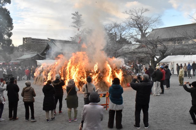 勢いよく燃える正月飾りなどを見つめる市民ら＝三島市の三嶋大社
