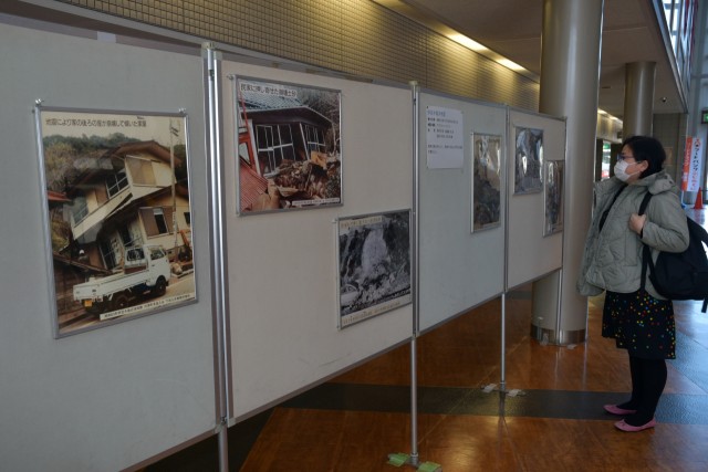 伊豆半島沖地震や伊豆大島近海地震の被害を伝える写真パネル＝伊東市役所