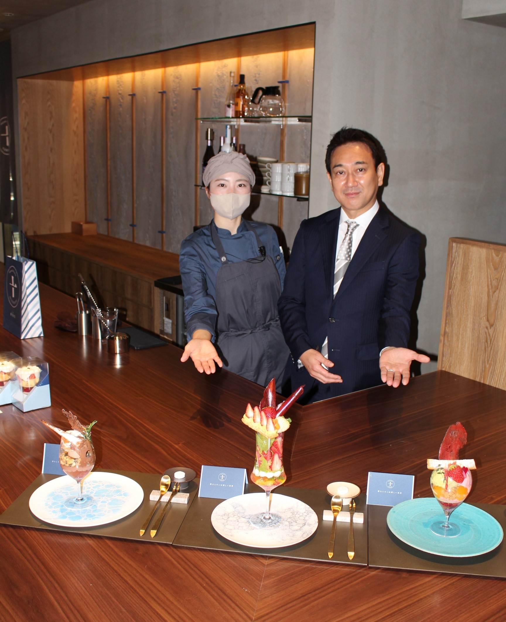 地元食材を使用したパフェを紹介する内田代表とスタッフ＝田原本町の「メゾンドパルフェ　十全十美」