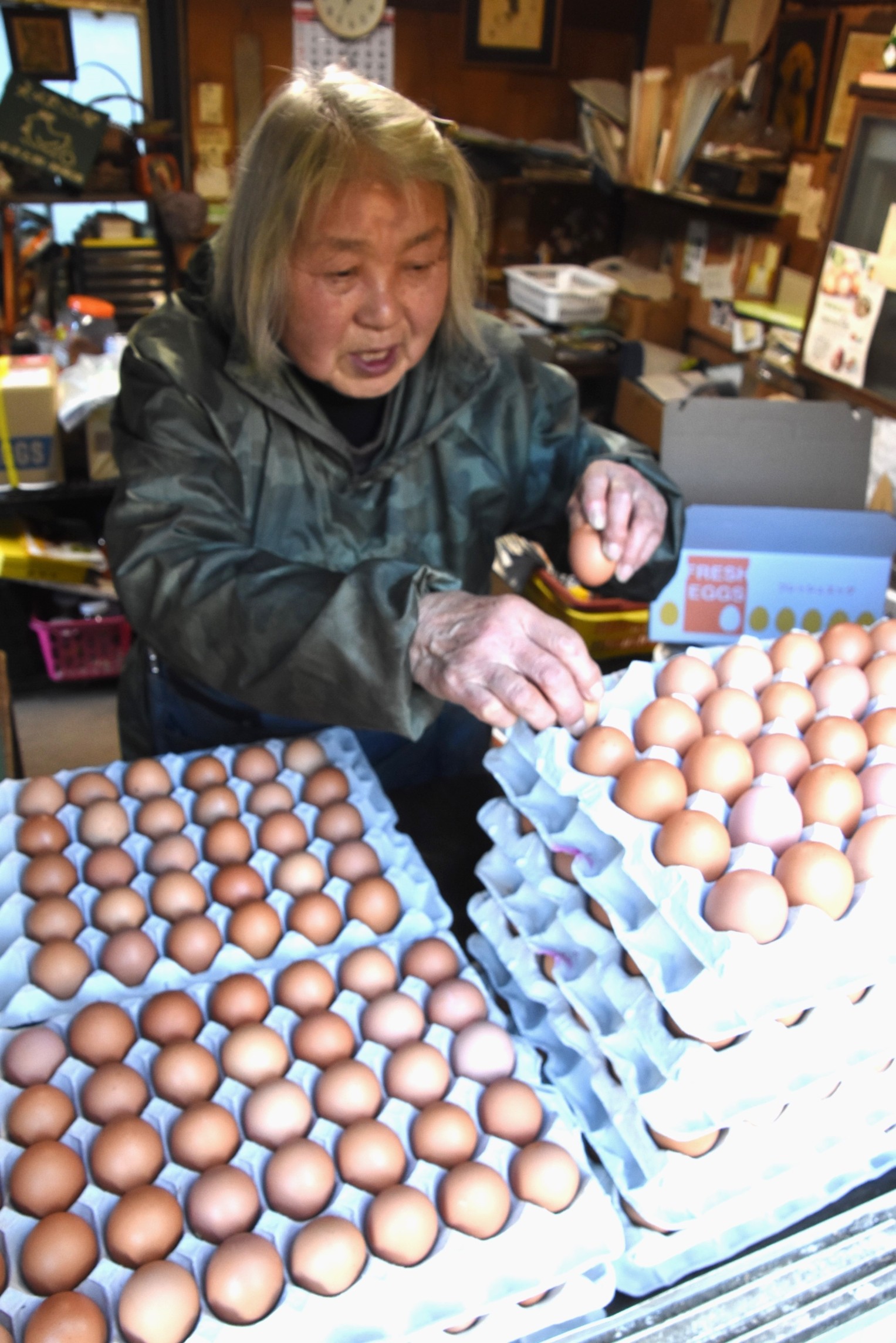 大寒を前に忙しく卵の発送作業に励む渡辺さん＝伊豆市上船原の「天城たまごの里」