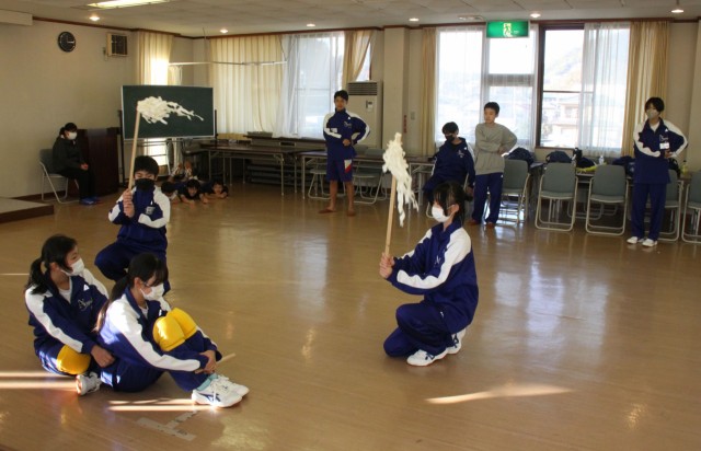 鵺踊りの練習に励む中学生＝伊豆の国市の長岡区民館