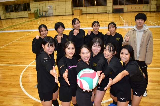 東部地区８位で県大会に出場する稲取高女子バレーボール部の部員ら＝東伊豆町の同校