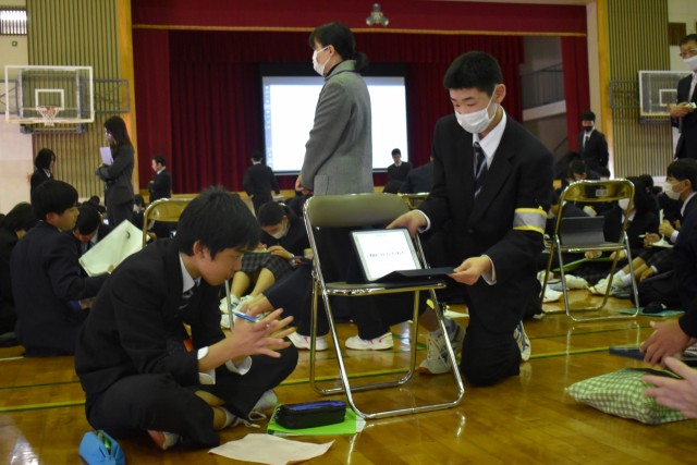 グループに分かれ「西豆学」の成果を発表する生徒たち＝松崎町の松崎高