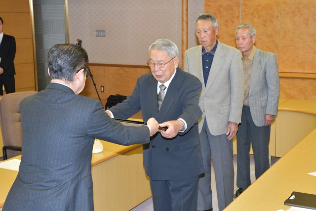 小野市長（左）から感謝状を受け取る阿原田桜会のメンバー＝伊東市役所