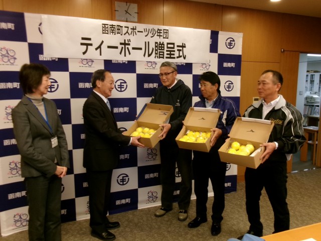 仁科町長（中央）にティーボールを贈呈する３学童野球チームの監督（右）＝函南町役場