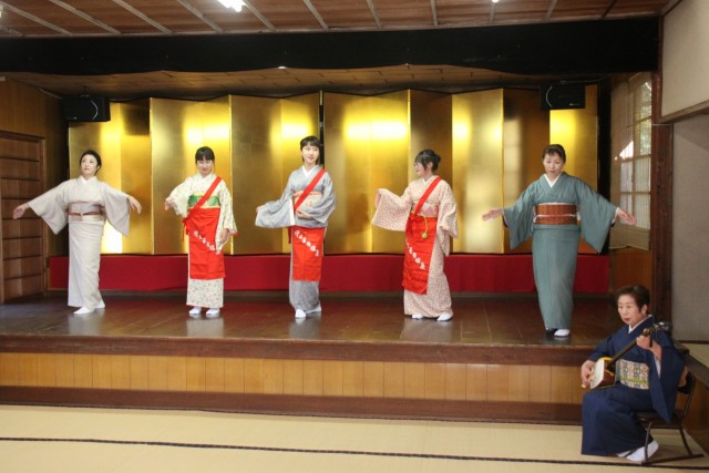 舞台で「ちゃっきり節」を披露する台湾の中学生ら＝伊豆の国市長岡の伊豆長岡見番