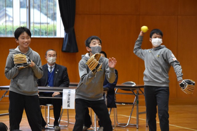 大谷翔平選手から贈られたグラブを使ってキャッチボールを楽しむ児童たち＝南伊豆町の南伊豆東小（２２日）