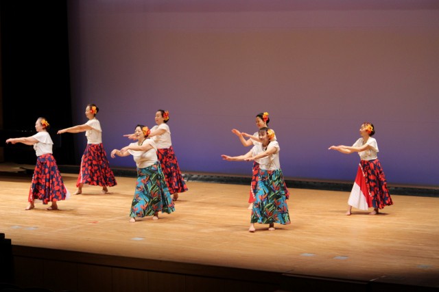 フラダンスを披露するオルマカニ・フラ・ハーラウ＝伊豆の国市の韮山時代劇場
