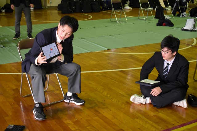 西豆学合同発表会で学習成果を発表する生徒たち＝松崎町の松崎高（１９日）