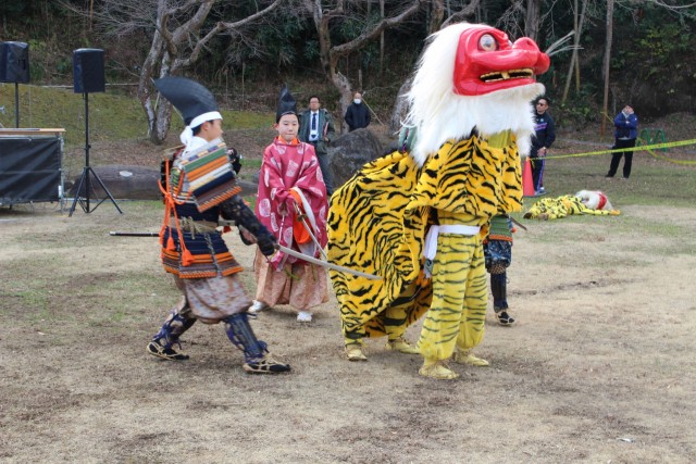 鵺踊りを披露する長岡中の生徒＝伊豆の国市の古奈もみじ公園