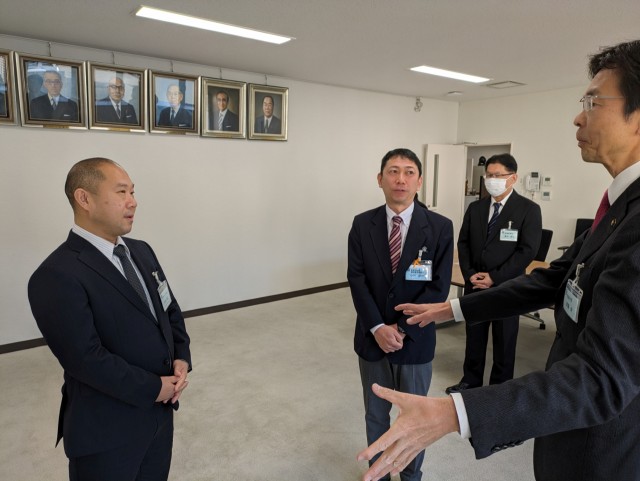 斉藤市長（右）から激励を受ける小島さん（左）と小竹さん（左から２人目）＝熱海市役所