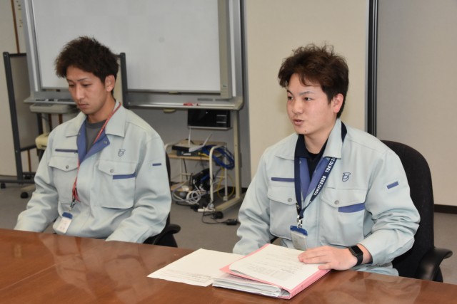 石川県穴水町での支援活動を報告する派遣職員の勝呂さん、鈴木さん（左から）＝伊豆市役所