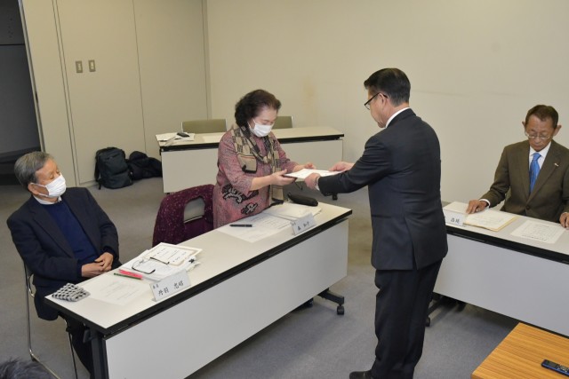 小野市長（右から２人目）から委嘱状を受け取る委員たち＝伊東市役所
