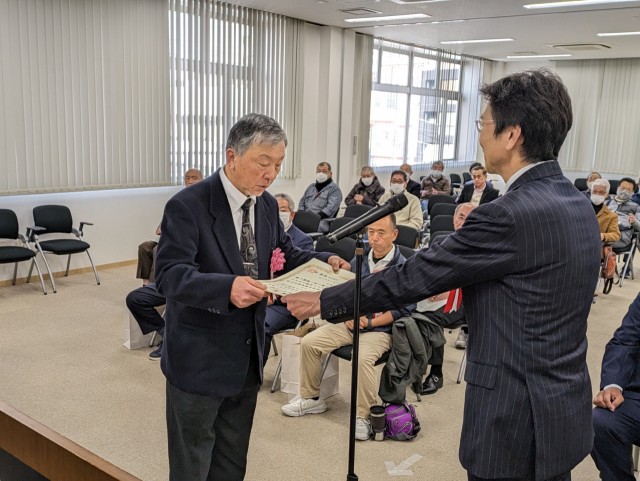 斉藤市長から感謝状を受ける湯山さん（左）＝熱海市役所