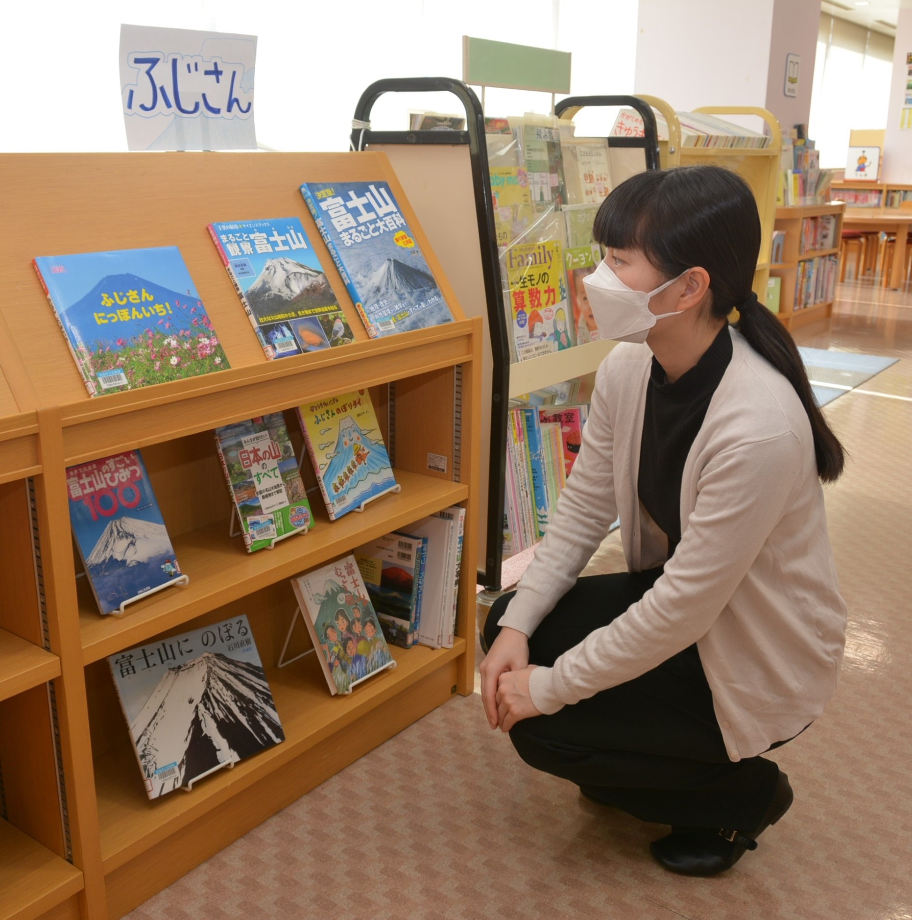 富士山に関する児童書と絵本を並べたミニコーナー「ふじさん」＝熱海市立図書館
