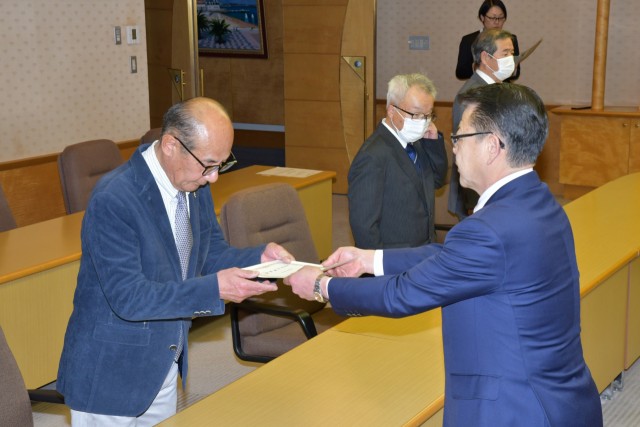 小野市長（右）から委嘱状を受け取る新区長たち＝伊東市役所