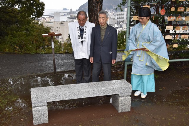 設置されたベンチを眺める（左から）鎌塚氏子総代長、小山さん、鈴木宮司＝伊東市松原の松原八管神社
