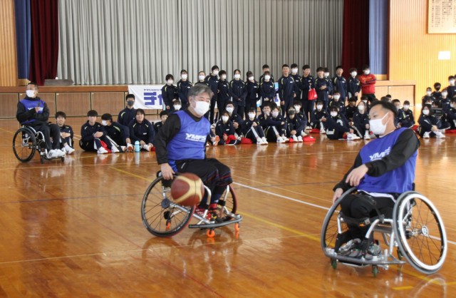 車椅子バスケットボールのデモンストレーションを見学する生徒＝伊豆の国市の大仁中