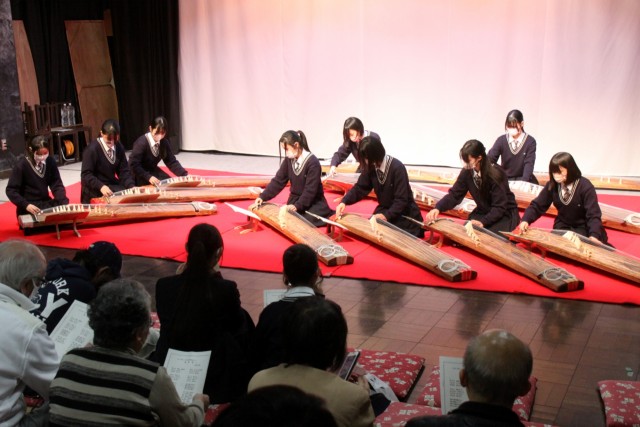 「花は咲く」を演奏する日本文化部の生徒＝三島南高