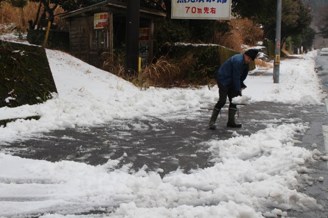 雪かきをする住民＝伊豆市湯ケ島