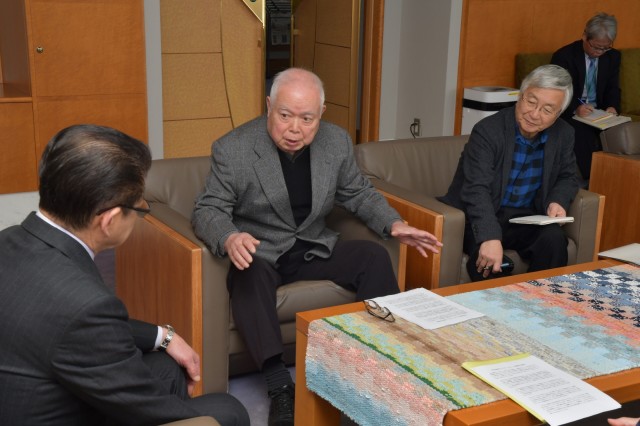 小野市長（左）にコンサートホール構想を語る花房会長（左から２人目）＝伊東市役所